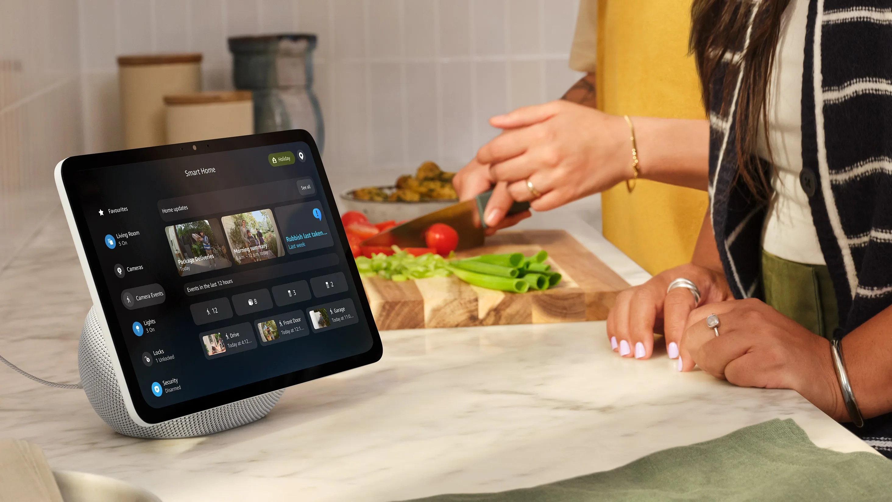 Alexa+ gerenciando casa inteligente com rotinas e destaques personalizados